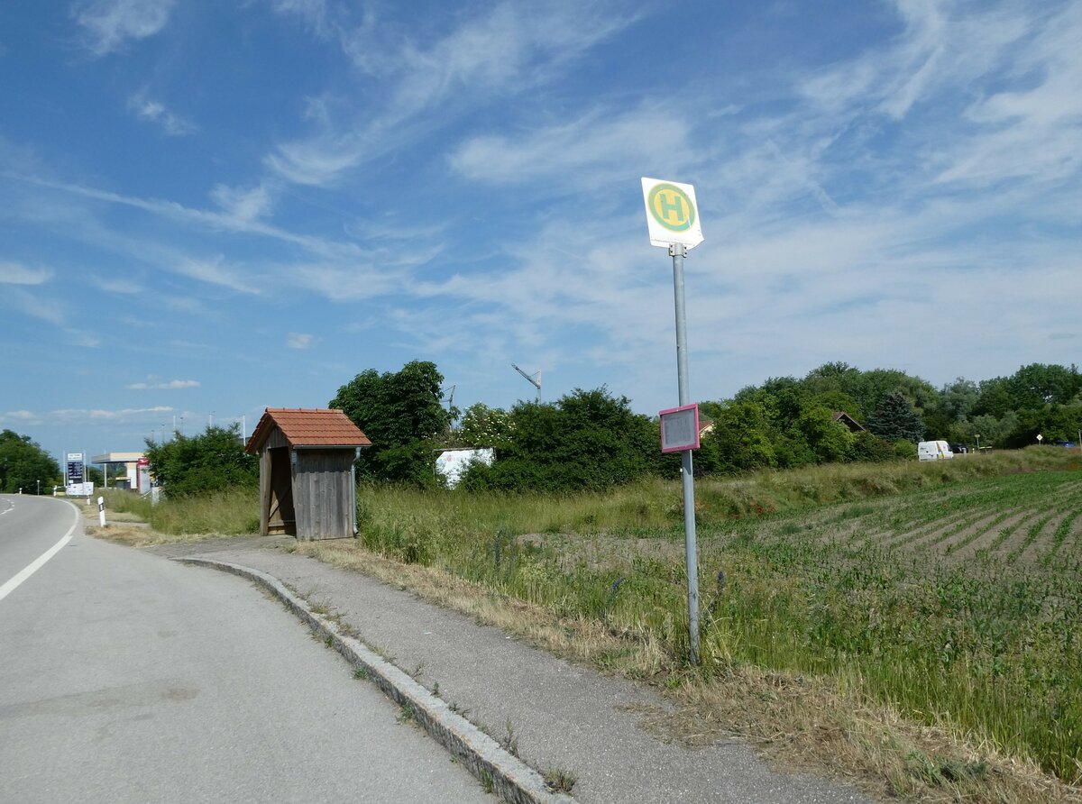 (251'024) - RBO-Haltestelle am 4. Juni 2023 in Goben, Tankstelle