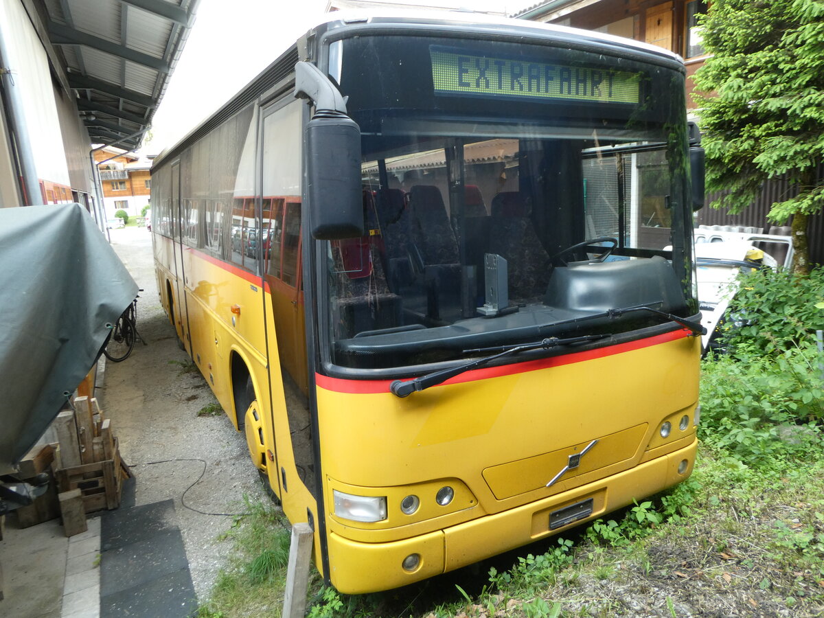 (251'140) - Kbli, Gstaad - PID 1862 - Volvo (ex Nr. 0) am 6. Juni 2023 in Gstaad, Garage