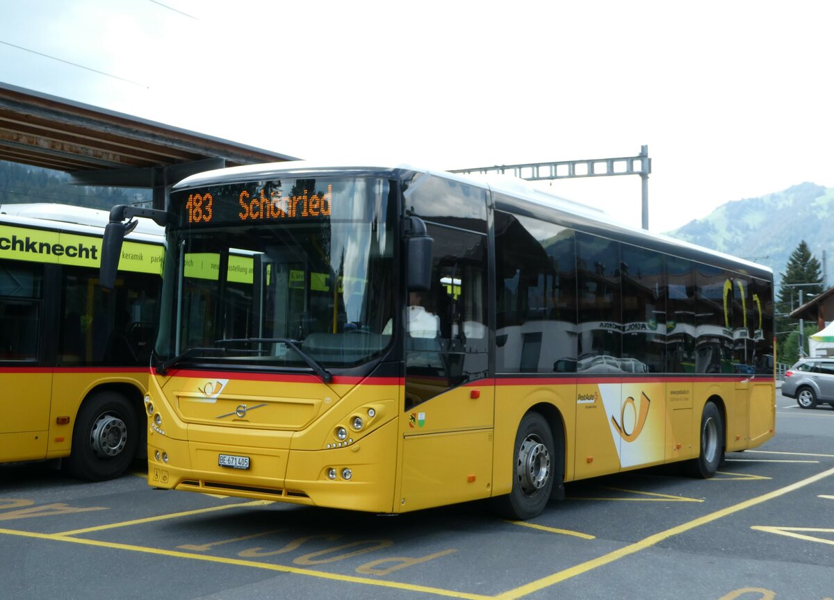 (251'143) - Kbli, Gstaad - BE 671'405/PID 11'459 - Volvo (ex BE 21'779) am 6. Juni 2023 beim Bahnhof Gstaad