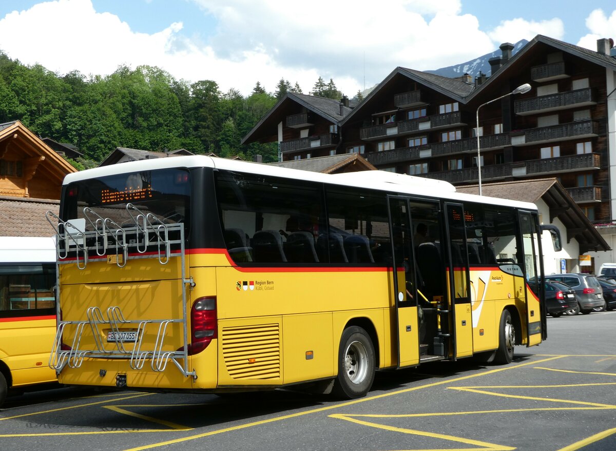 (251'148) - Kbli, Gstaad - Nr. 6/BE 107'055/PID 4534 - Setra am 6. Juni 2023 beim Bahnhof Gstaad