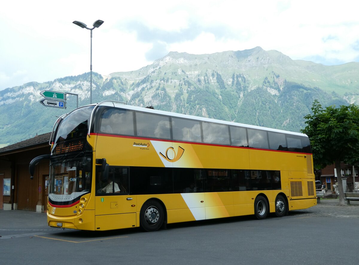 (251'165) - PostAuto Ostschweiz - SG 445'305/PID 10'869 - Alexander Dennis (ex AR 45'267) am 8. Juni 2023 in Iseltwald, Dorfplatz