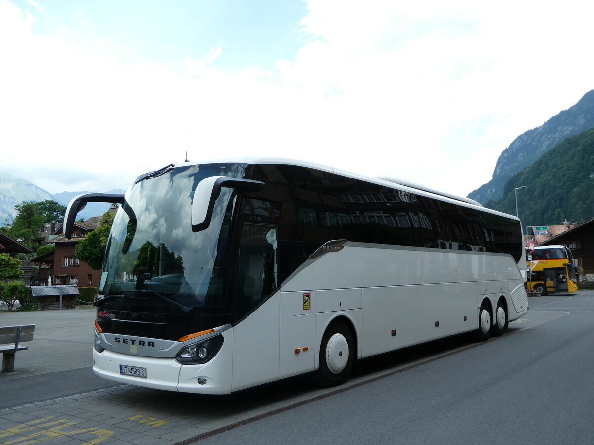 (251'168) - Aus Kroatien: Cagalj, Omis - ST 4589-S - Setra am 8. Juni 2023 in Iseltwald, Dorfplatz