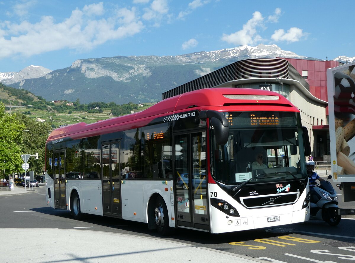 (251'185) - PostAuto Wallis - Nr. 70/VS 428'858/PID 10'024 - Volvo am 9. Juni 2023 beim Bahnhof Sion