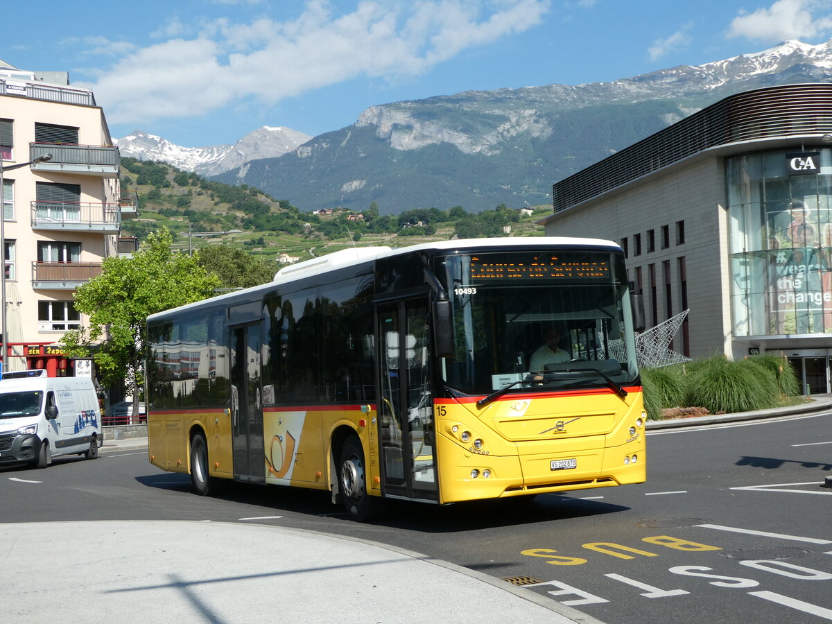 (251'186) - Lathion, Sion - Nr. 15/VS 202'870/PID 10'493 - Volvo am 9. Juni 2023 beim Bahnhof Sion