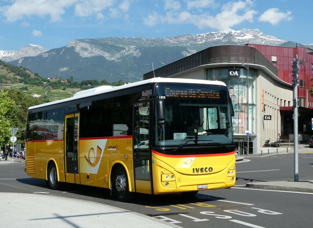 (251'194) - PostAuto Wallis - VS 365'401/PID 11'912 - Iveco am 9. Juni 2023 am 9. Juni 2023 beim Bahnhof Sion