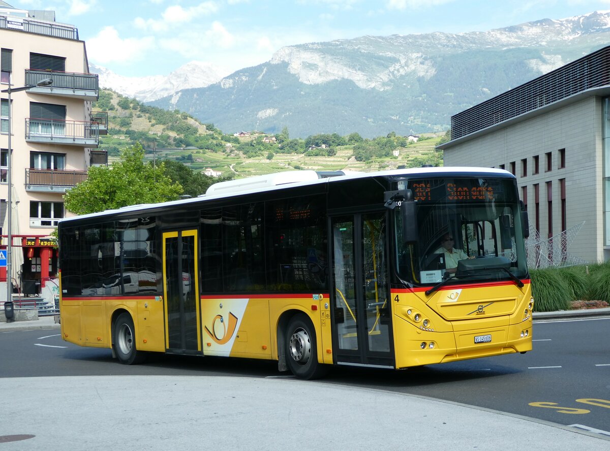 (251'202) - Lathion, Sion - Nr. 4/VS 145'606/PID 10'998 - Volvo am 9. Juni 2023 beim Bahnhof Sion