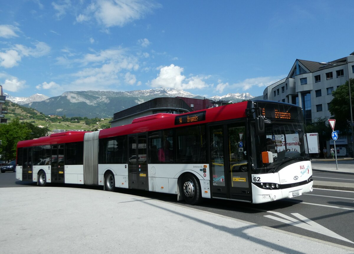 (251'204) - PostAuto Wallis - Nr. 62/VS 84'344/PID 10'027 - Solaris am 9. Juni 2023 beim Bahnhof Sion