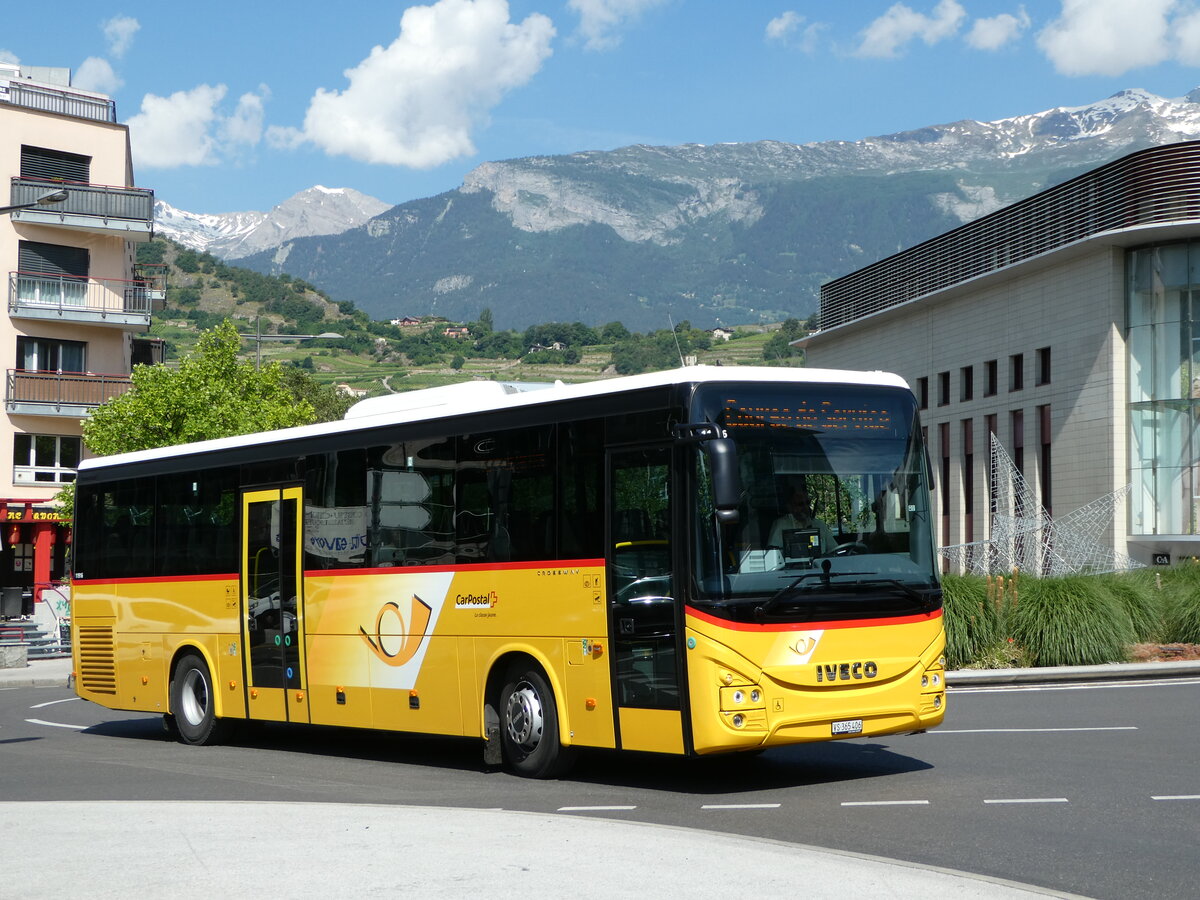 (251'212) - PostAuto Wallis - Nr. 46/VS 365'406/PID 11'916 - Iveco am 9. Juni 2023 beim Bahnhof Sion