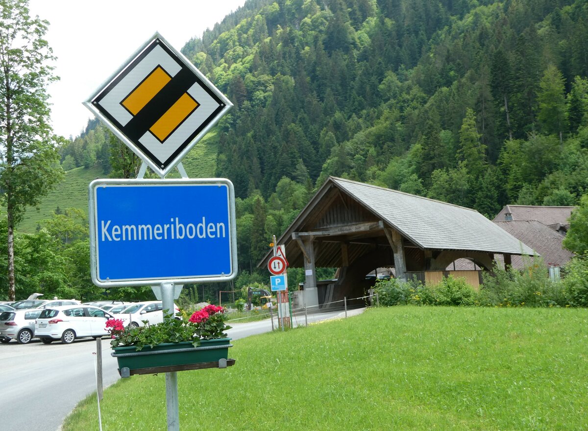 (251'387) - Ortstafel Kemmeriboden und gedeckte Holzbrcke am 11. Juni 2023 in Schangnau, Kemmeriboden