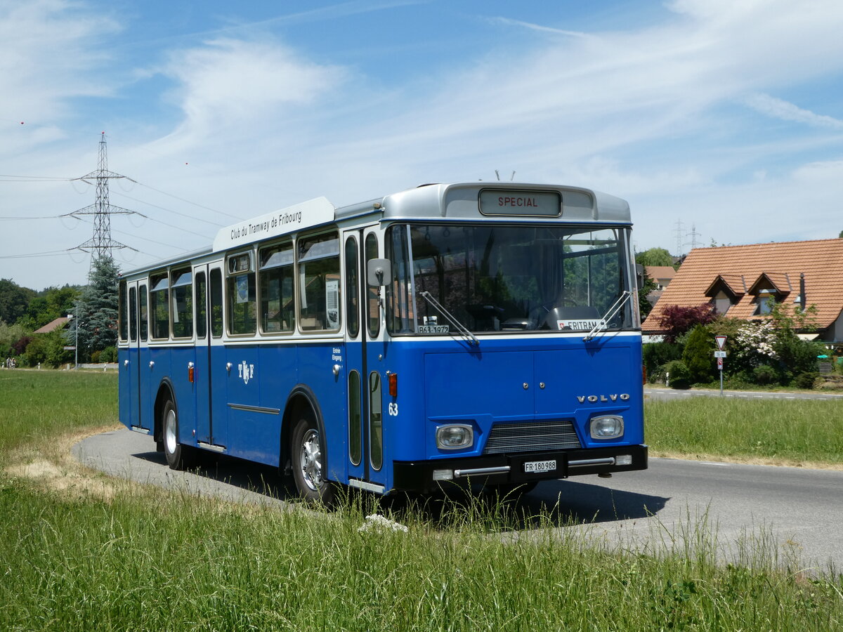 (251'719) - TF Fribourg (CTF) - Nr. 63/FR 180'988 - Volvo/Hess (ex TPF Fribourg Nr. 63; ex TF Fribourg Nr. 63) am 18. Juni 2023 in Wynigen, Landi