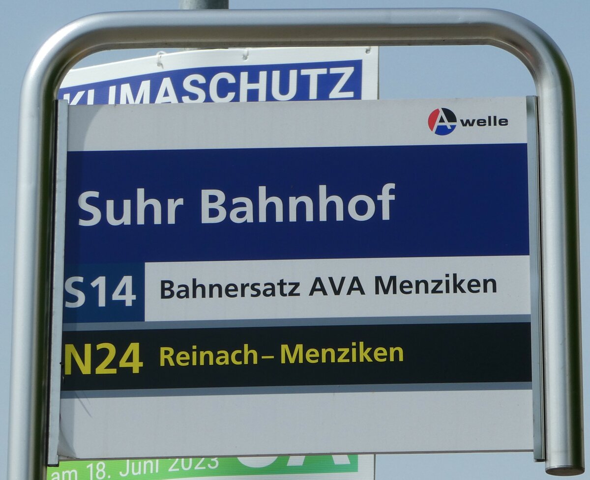 (251'784) - A-welle-Haltestellenschild - Suhr, Bahnhof - am 20. Juni 2023