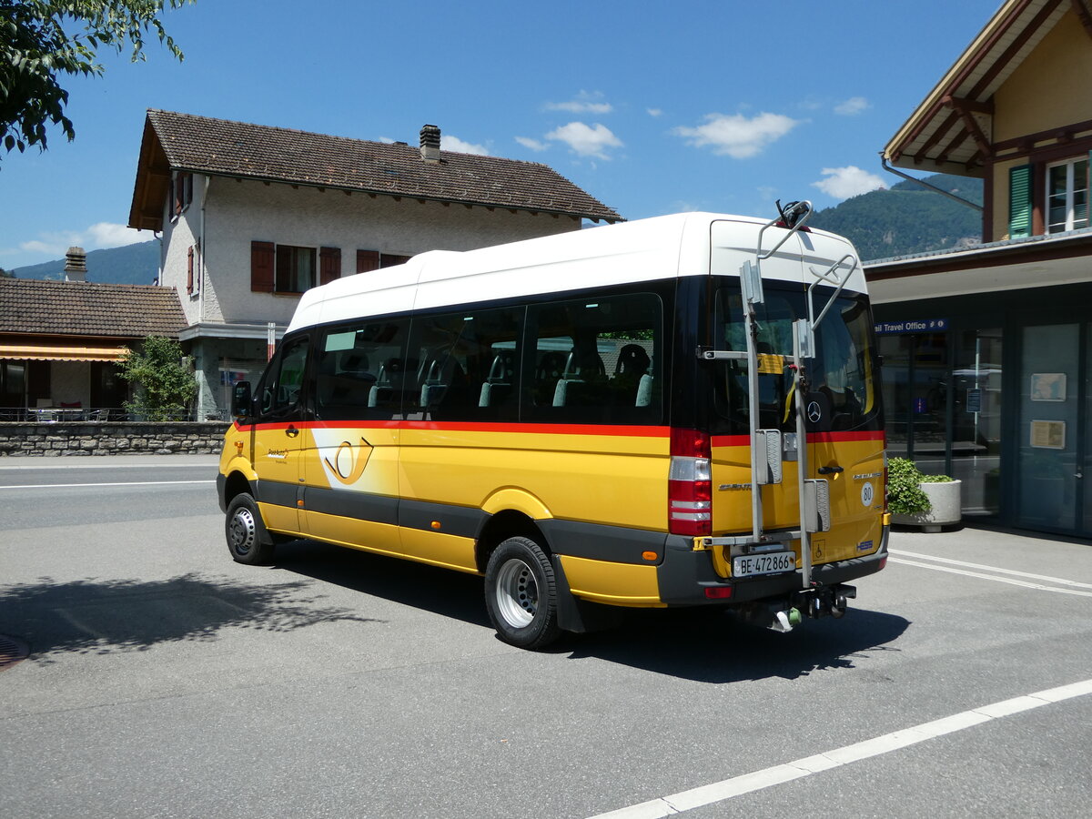 (251'997) - PostAuto Bern - BE 472'866/PID 10'284 - Mercedes am 24. Juni 2023 beim Bahnhof Wilderswil