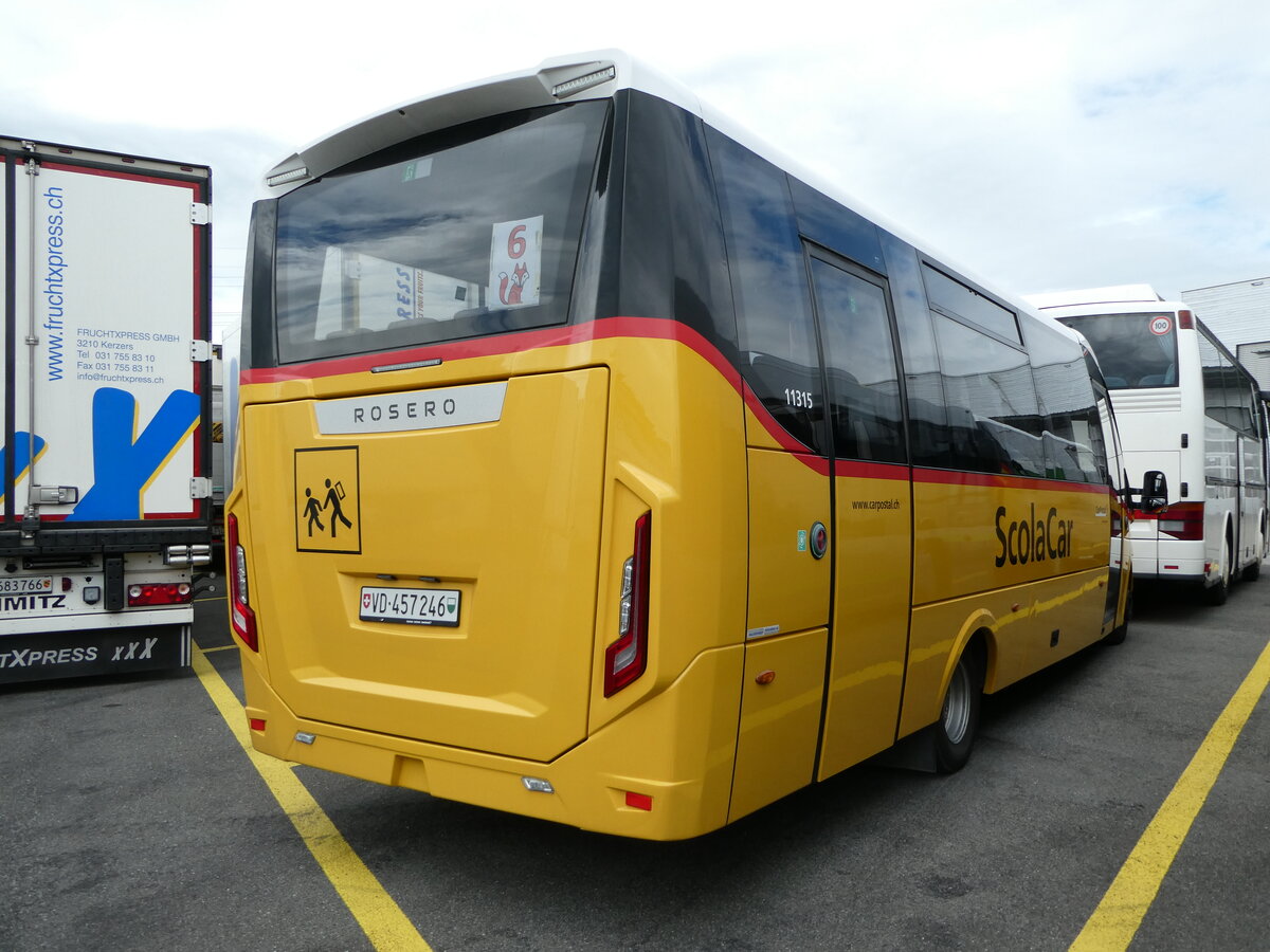 (252'240) - CarPostal Ouest - VD 457'246/PID 11'315 - Iveco/Rosero am 1. Juli 2023 in Kerzers, Interbus