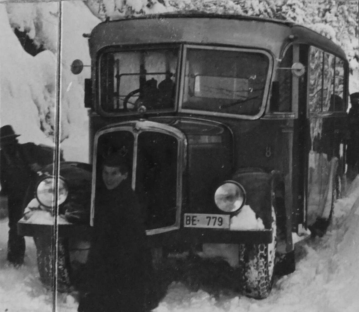 (252'386) - Aus dem Archiv: AFA Adelboden - Nr. 8/BE 779 - Saurer/R&Streun um 1938 in Achseten, Husweidlistutz (Dieses Foto erhielt ich als Bub von meinem Vater. Er war dabei, um zu helfen, denn das Postauto blieb im Schnee stecken. Leider schnitt ich auf dem Foto die ganze Umgebung ab; auch meinen Vater. Da ich auf der Rckseite mit einem Lineal eine gerade Linie zog, dass es einen geraden Schnitt gibt. Die Linie war immerhin gerade, jedoch habe ich diese falsch ausgemessen. Dem war noch nicht genug...) 