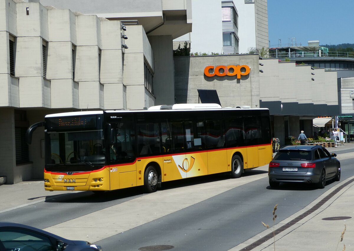 (252'423) - PostAuto Nordschweiz - BL 141'298/PID 10'967 - MAN am 7. Juli 2023 beim Bahnhof Laufen