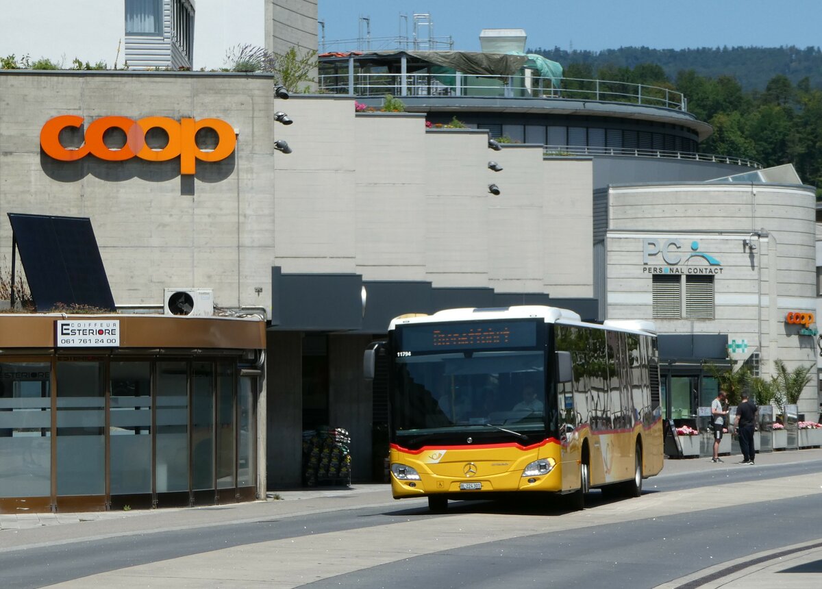 (252'429) - PostAuto Nordschweiz - BL 224'301/PID 11'794 - Mercedes am 7. Juli 2023 beim Bahnhof Laufen