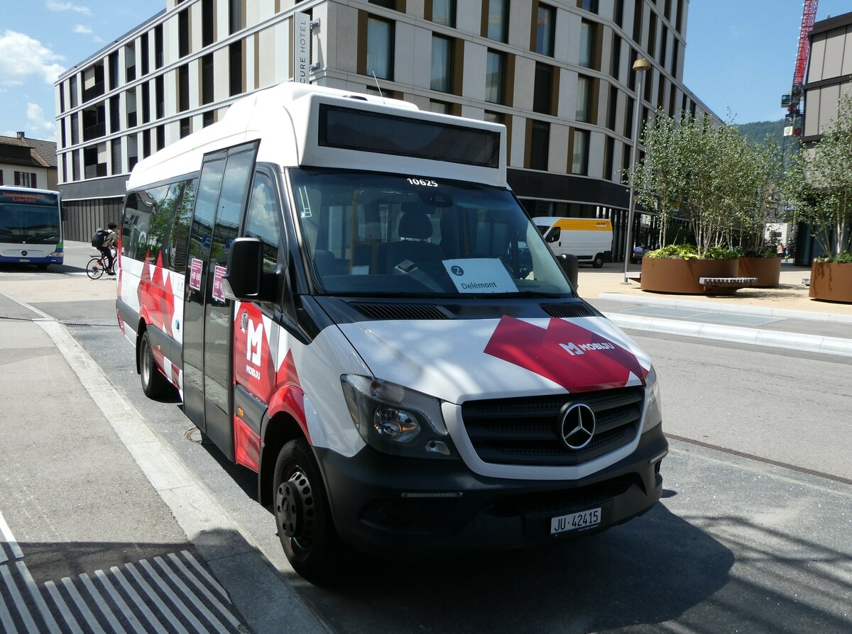 (252'439) - CarPostal Ouest - JU 42'415/PID 10'635 - Mercedes/VDL (ex JU 35'166; ex Odiet, Pleigne) am 7. Juli 2023 beim Bahnhof Delmont