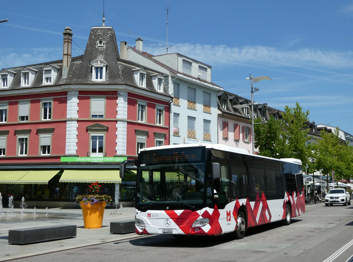 (252'443) - CarPostal Ouest - JU 43'865/PID 10'987 - Mercedes am 7. Juli 2023 beim Bahnhof Delmont