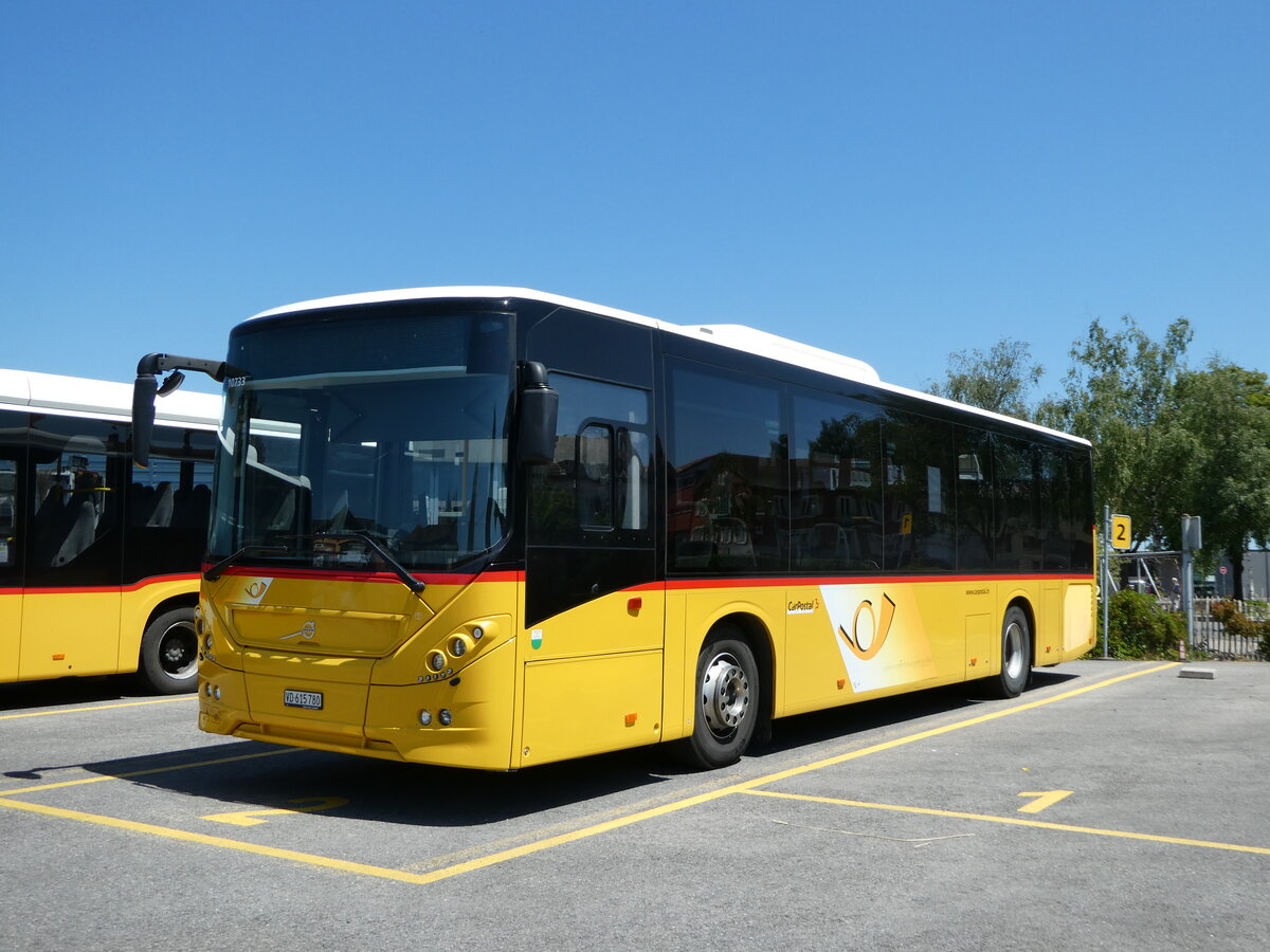 (252'491) - CarPostal Ouest - VD 615'780/PID 10'733 - Volvo (ex Favre, Avenches) am 8. Juli 2023 in Yverdon, Garage