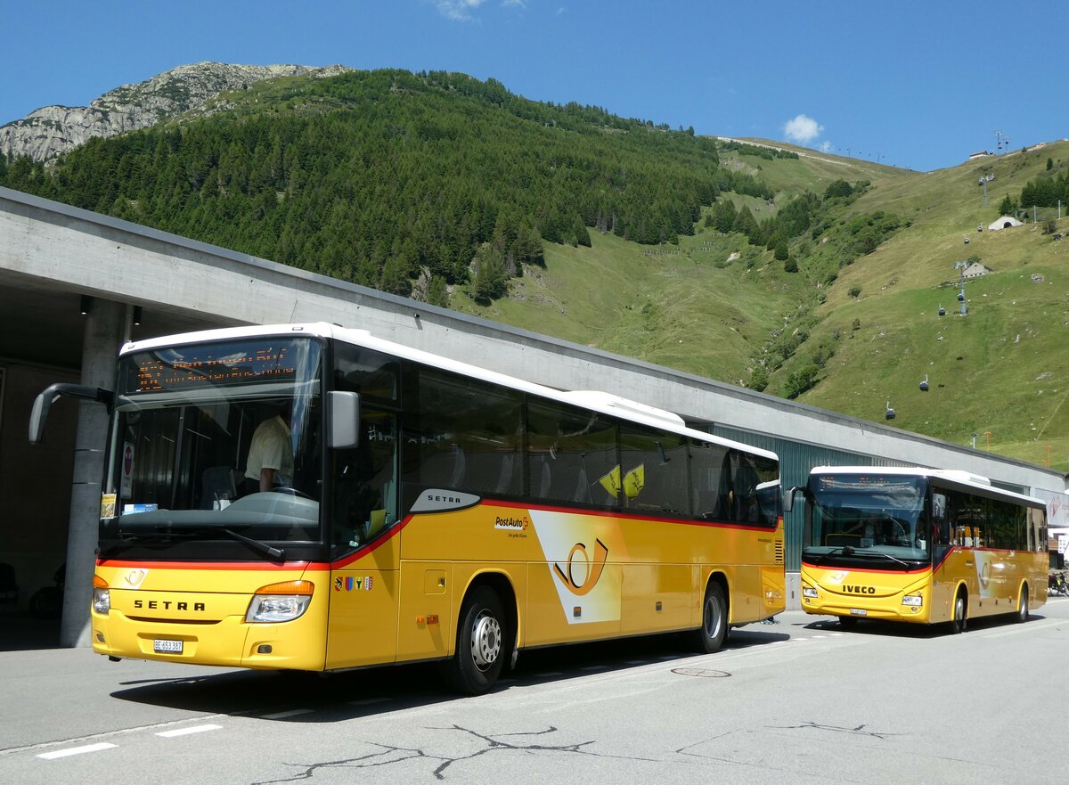 (252'572) - PostAuto Bern - Nr. 70/BE 653'387/PID 5625 - Setra am 9. Juli 2023 beim Bahnhof Andermatt