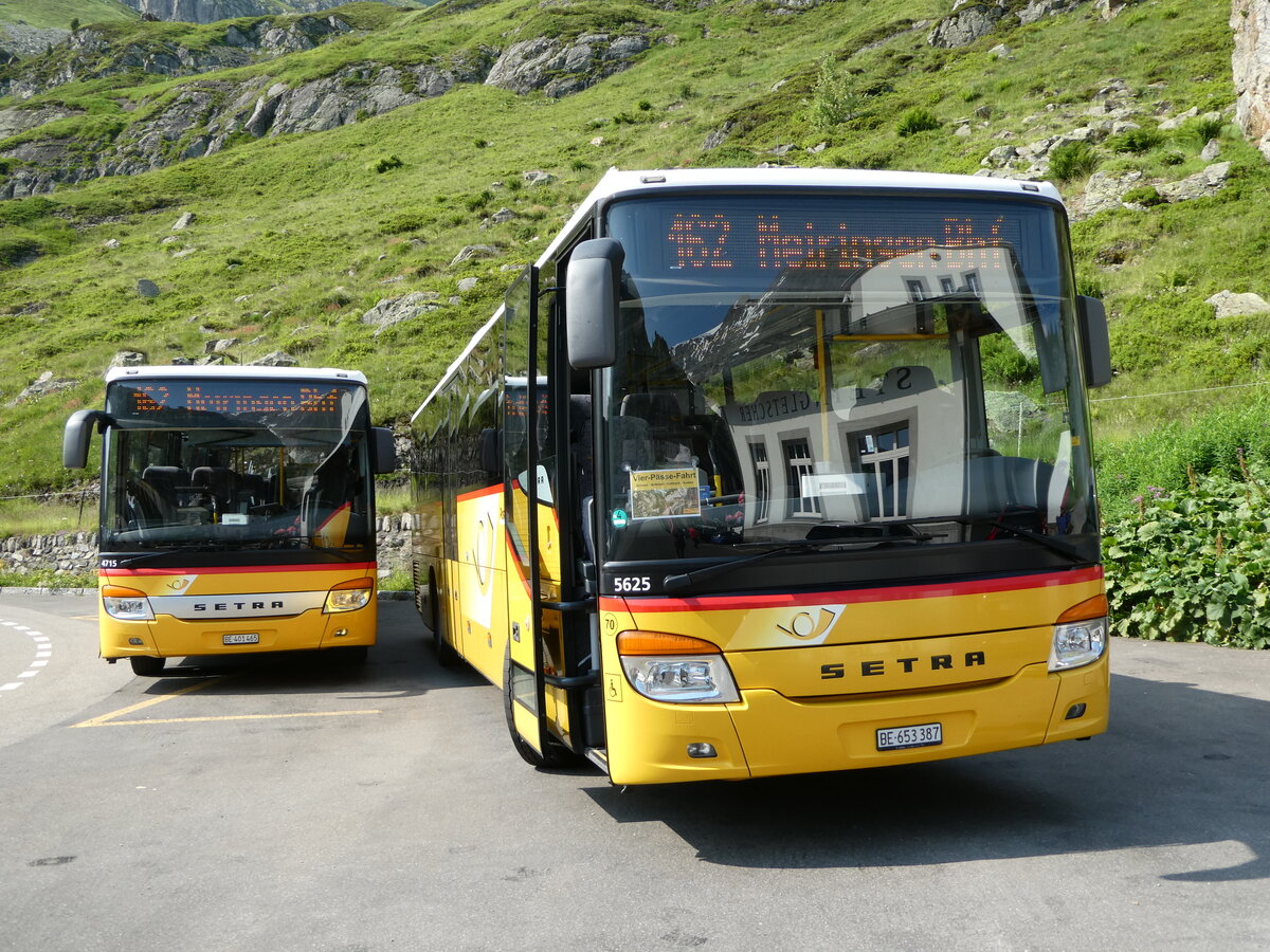 (252'585) - PostAuto Bern - BE 401'465/PID 4715 - Setra (ex AVG Meiringen Nr. 65) + Nr. 70/BE 653'387/PID 5625 - Setra am 9. Juli 2023 in Susten, Steingletscher