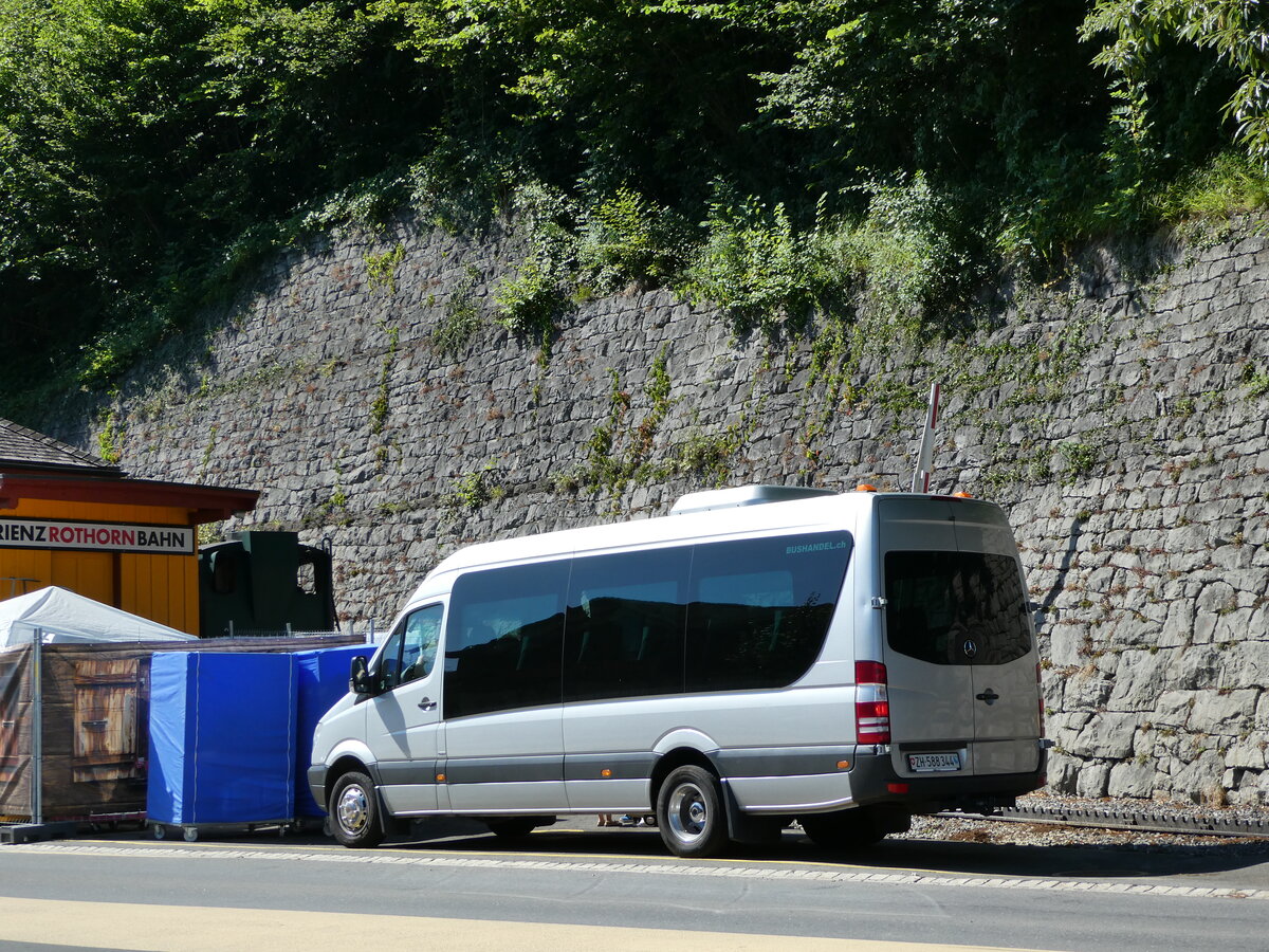 (252'667) - Jankovic, Adliswil - ZH 588'344 - Mercedes am 14. Juli 2023 beim Bahnhof Brienz 