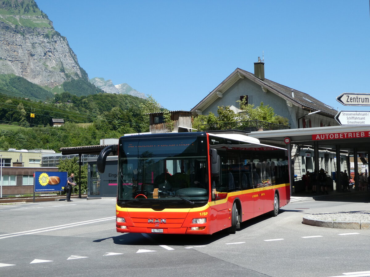 (252'706) - AS Engi - Nr. 1/SP/GL 7701 - MAN am 15. Juli 2023 beim Bahnhof Schwanden