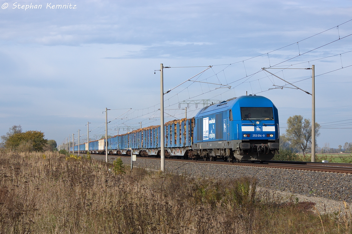 253 014-9 PRESS (223 051-4) mit einem Holzzug in Vietznitz und fuhr in Richtung Nauen weiter. Netten Gru an den Tf! 19.10.2013