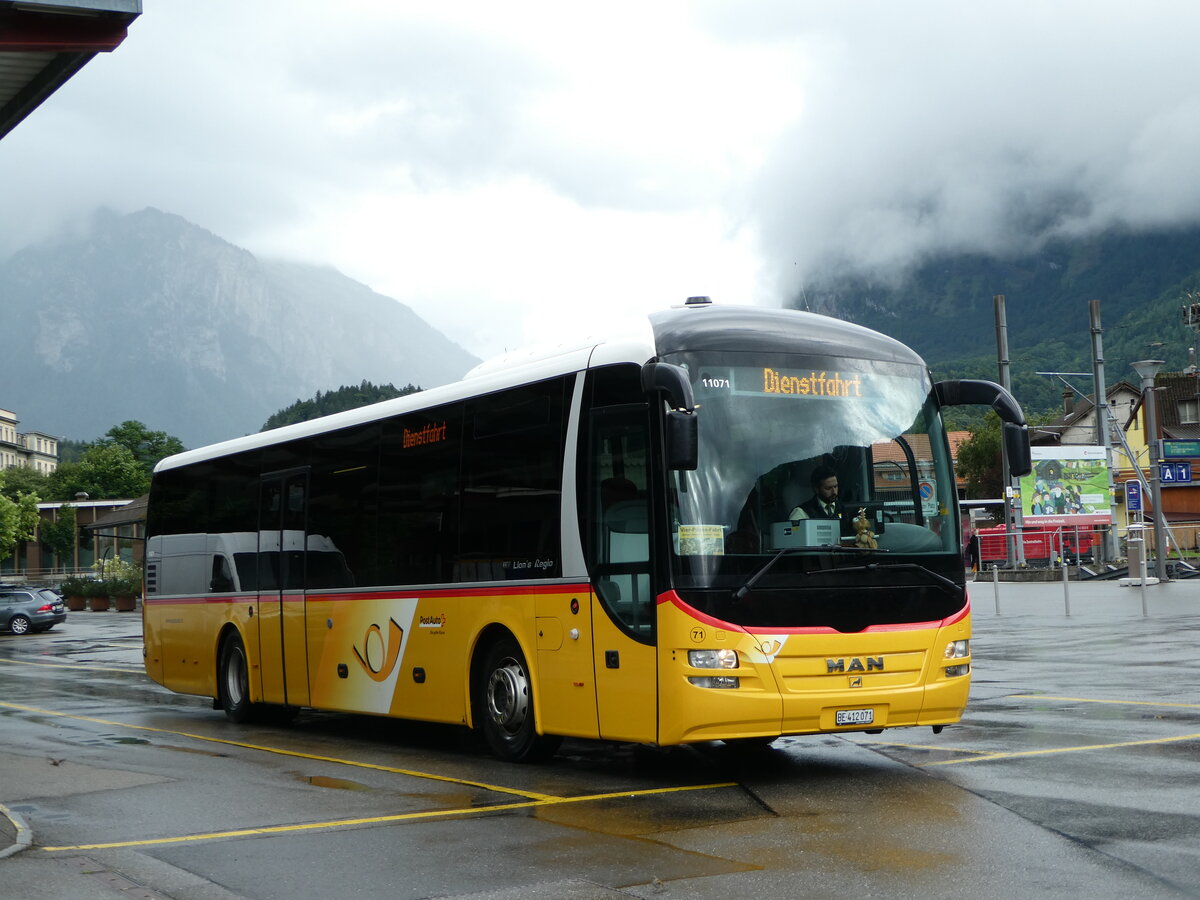 (253'052) - PostAuto Bern - Nr. 71/BE 412'071/PID 11'071 - MAN (ex PostAuto Zentralschweiz Nr. 20; ex Dillier, Sarnen Nr. 20) am 25. Juli 2023 in Meiringen, Postautostation