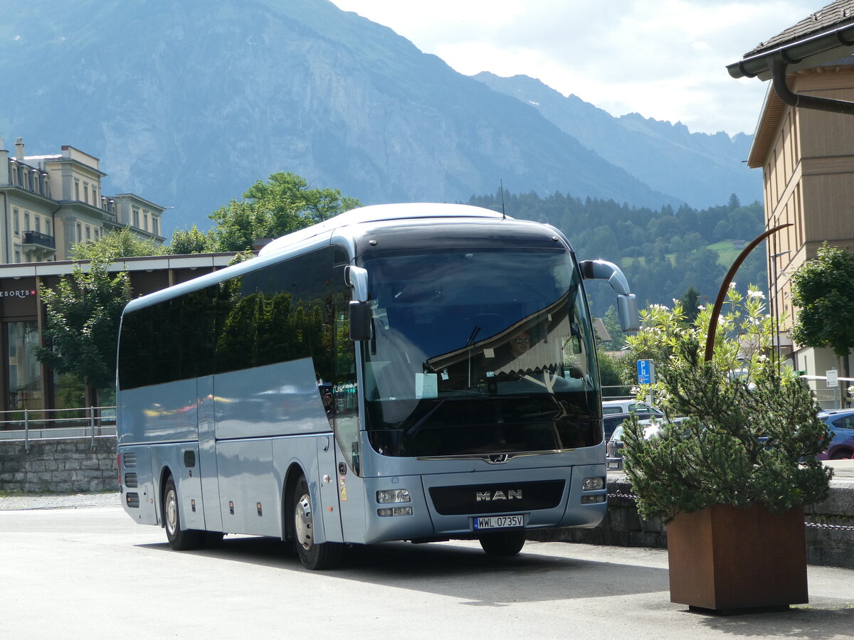 (253'115) - Aus Polen: ??? - WWL 0735V - MAN am 29. Juli 2023 beim Bahnhof Meiringen