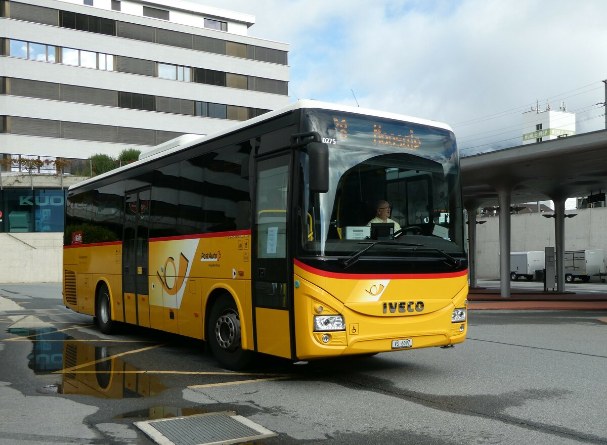 (253'169) - Autotour, Visp - VS 6097/PID 10'275 - Iveco am 30. Juli 2023 beim Bahnhof Visp