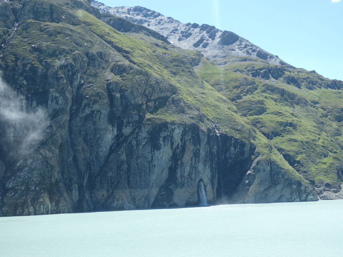 (253'209) - Der Lac des Dix mit Wasserfall am 30. Juli 2023 in Dixence