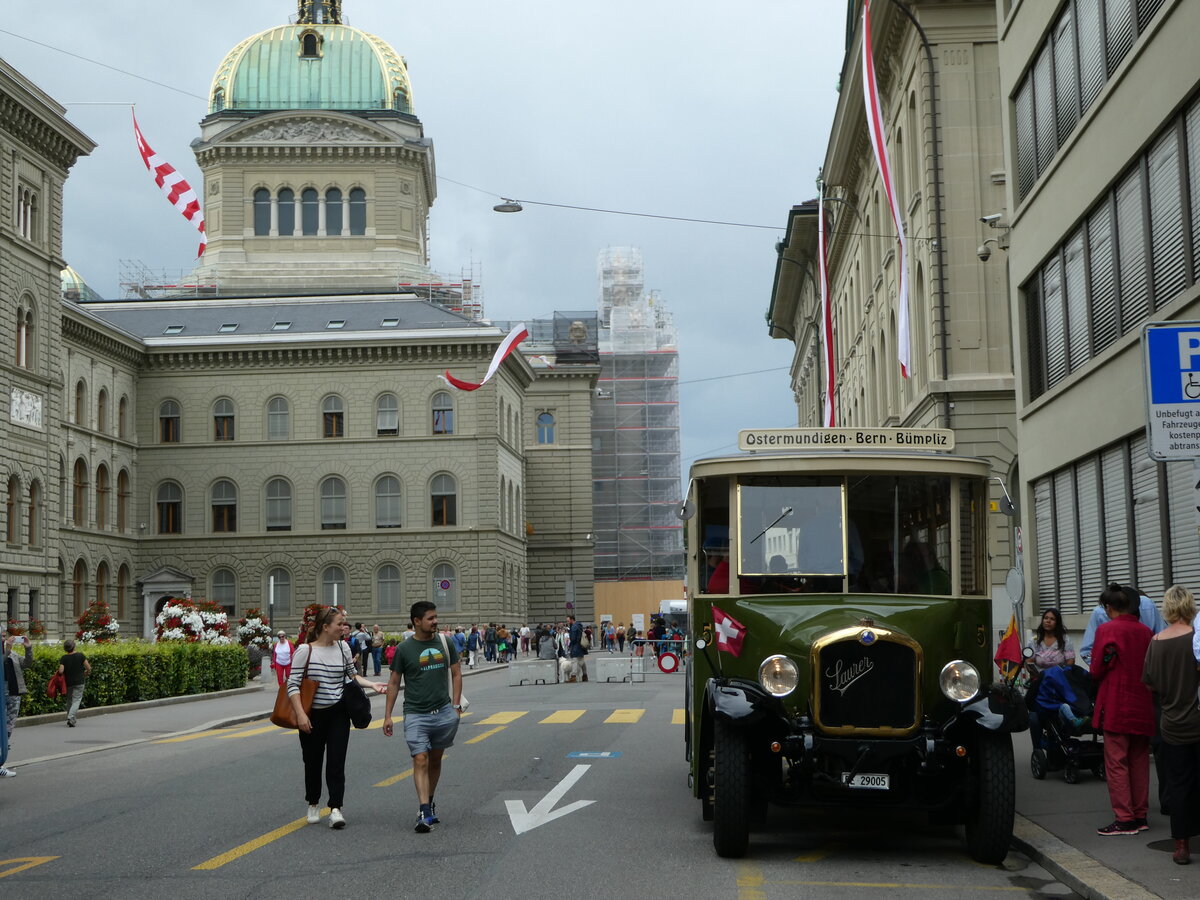 (253'278) - SVB Bern (Bernmobil historique) - Nr. 5/BE 29'005 - Saurer am 1. August 2023 in Bern, Bundeshaus