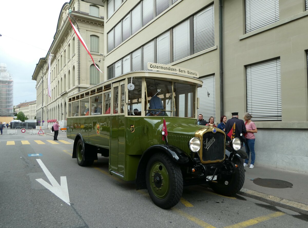 (253'282) - SVB Bern (Bernmobil historique) - Nr. 5/BE 29'005 - Saurer am 1. August 2023 in Bern, Bundeshaus