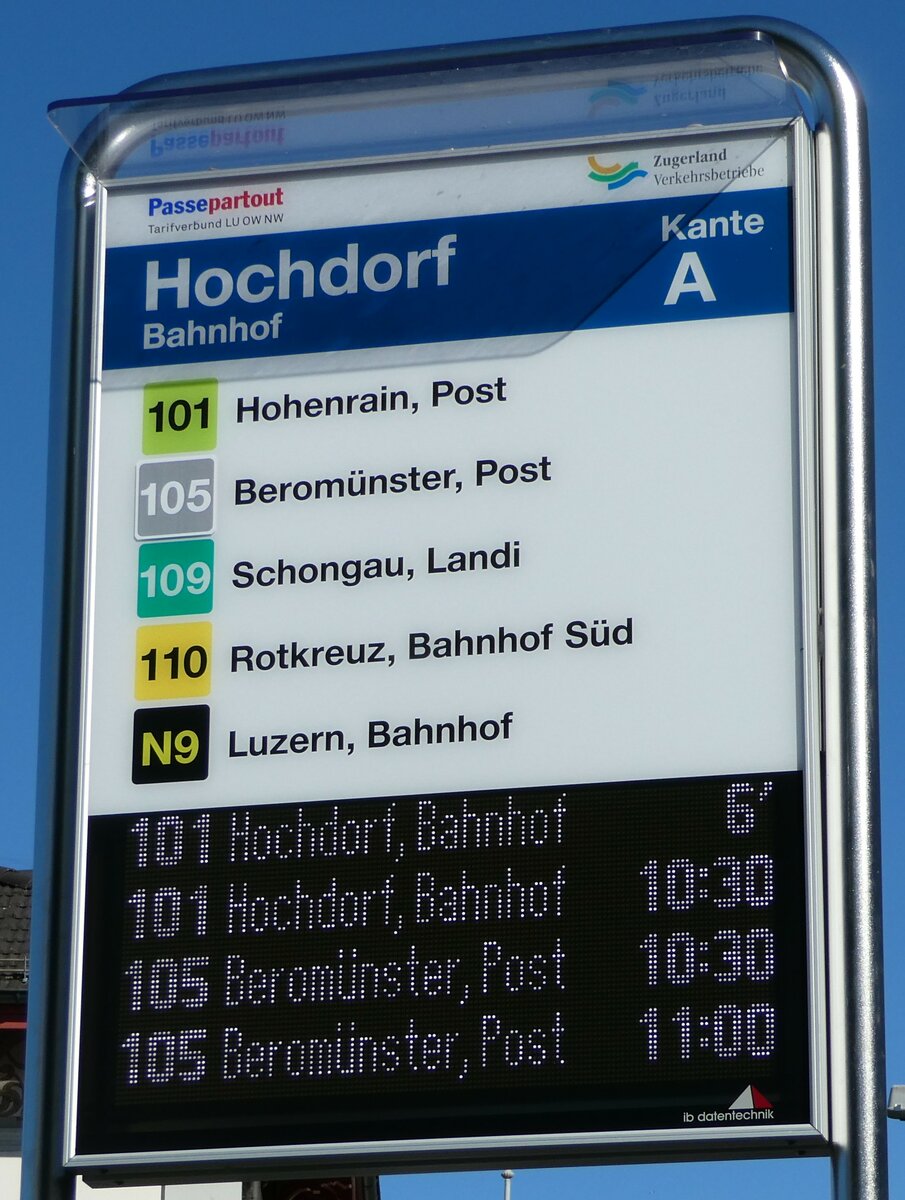 (253'307) - Zugerland Verkehrsbetriebe-Haltestellenschild und Infobildschirm am 3. August 2023 beim Bahnhof Hochdorf