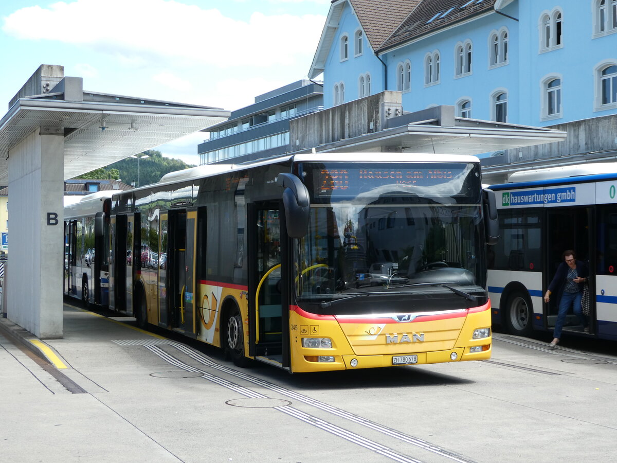 (253'345) - PostAuto Zrich - Nr. 345/ZH 780'678/PID 10'886 - MAN am 3. August 2023 beim Bahnhof Baar