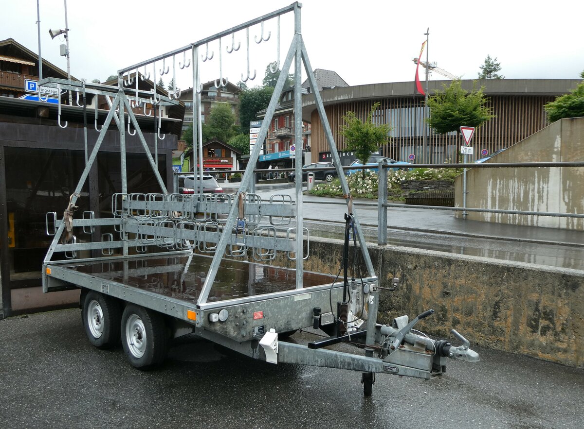 (253'396) - Grindelwaldbus, Grindelwald - BE 198'116 - Saris Veloanhnger am 5. August 2023 beim Bahnhof Grindelwald