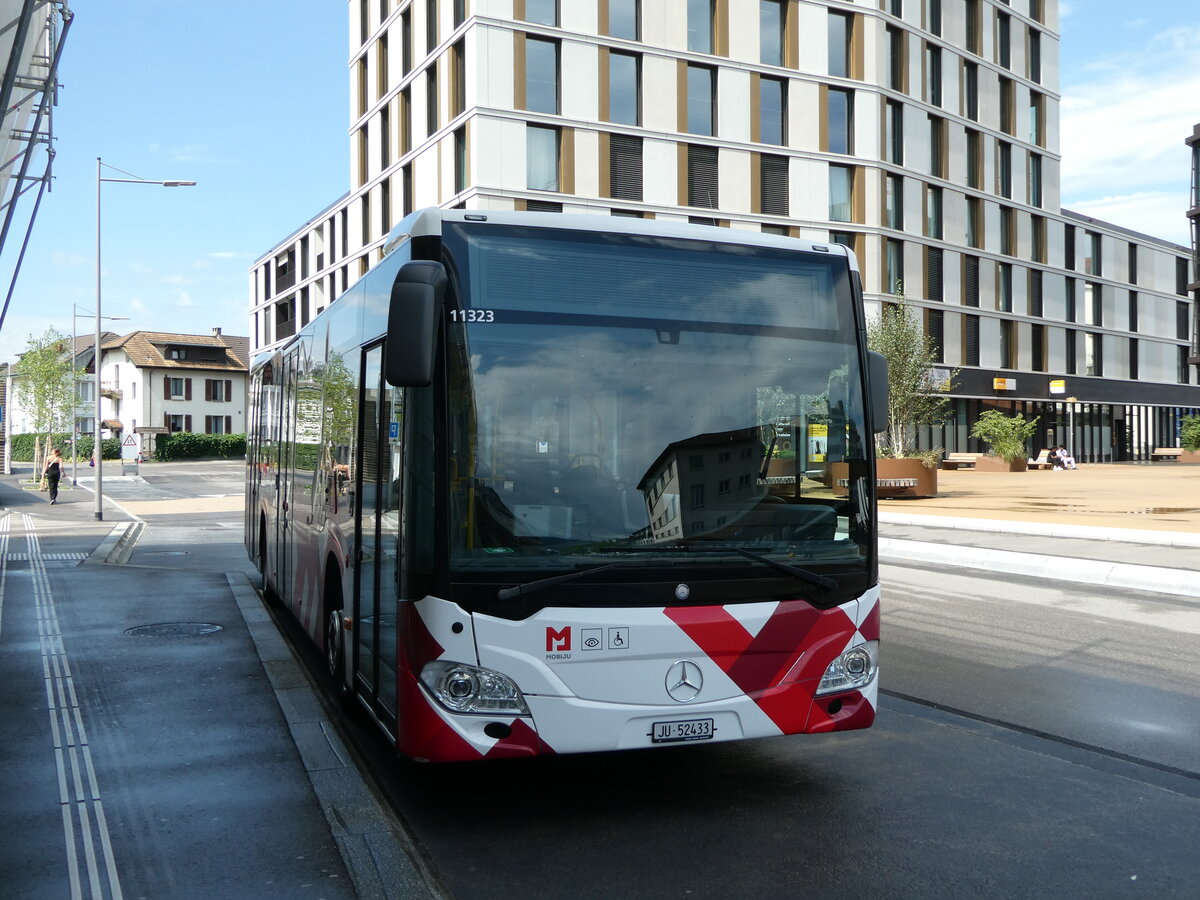 (253'685) - CarPostal Ouest - JU 52'433/PID 11'323 - Mercedes am 12. August 2023 beim Bahnhof Delmont