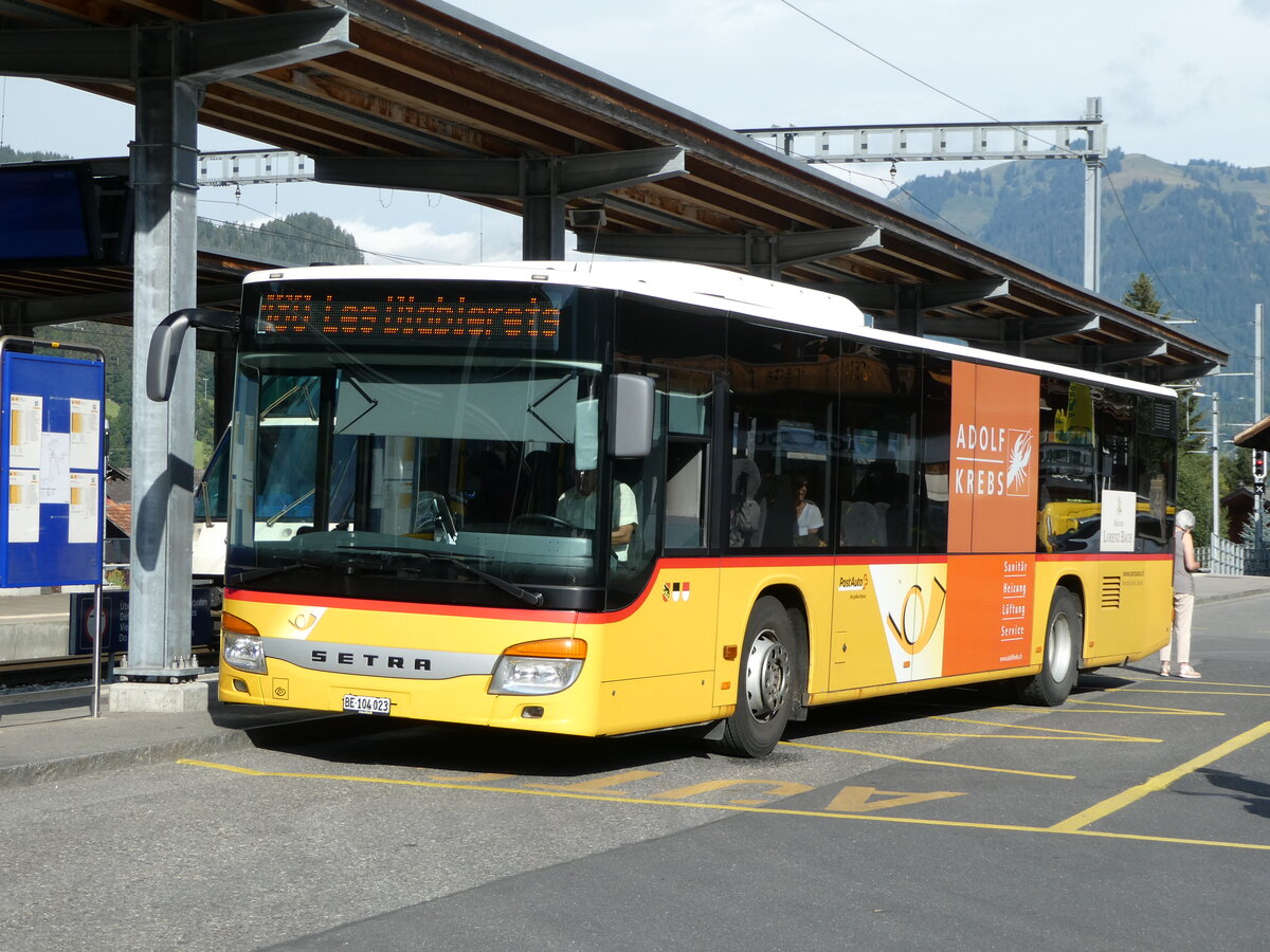 (254'246) - Kbli, Gstaad - BE 104'023/PID 5203 - Setra (ex Nr. 1) am 26. August 2023 beim Bahnhof Gstaad