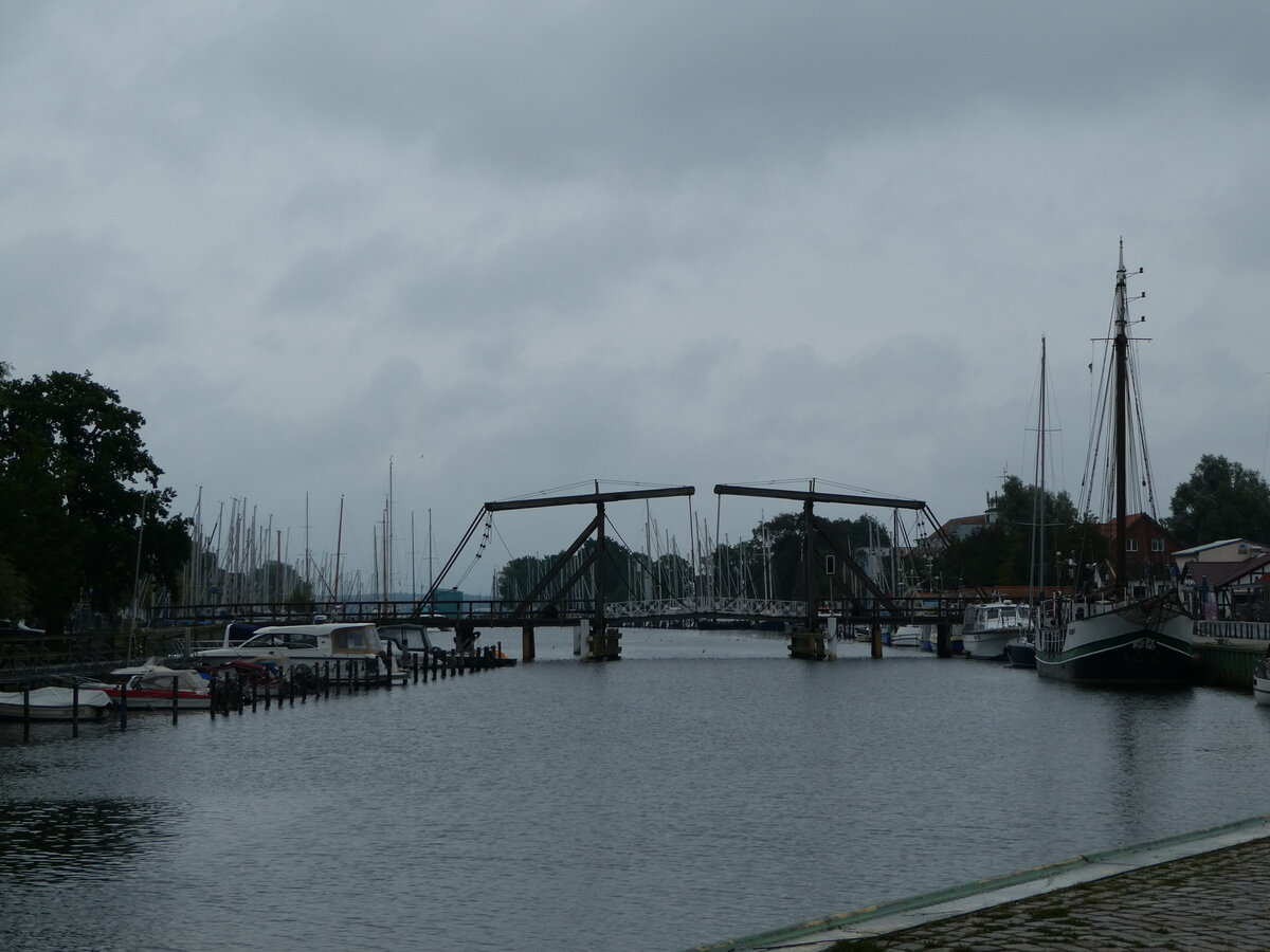 (254'412) - Wiecker Zugbrcke an der Ryck am 31. August 2023 bei Greifswald