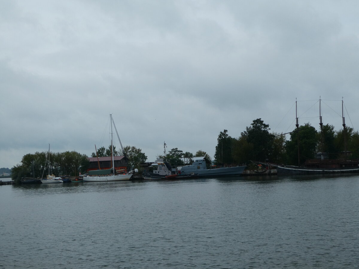 (254'423) - Diverse Schiffe auf dem Peenestrom am 31. August 2023 in Peenemnde