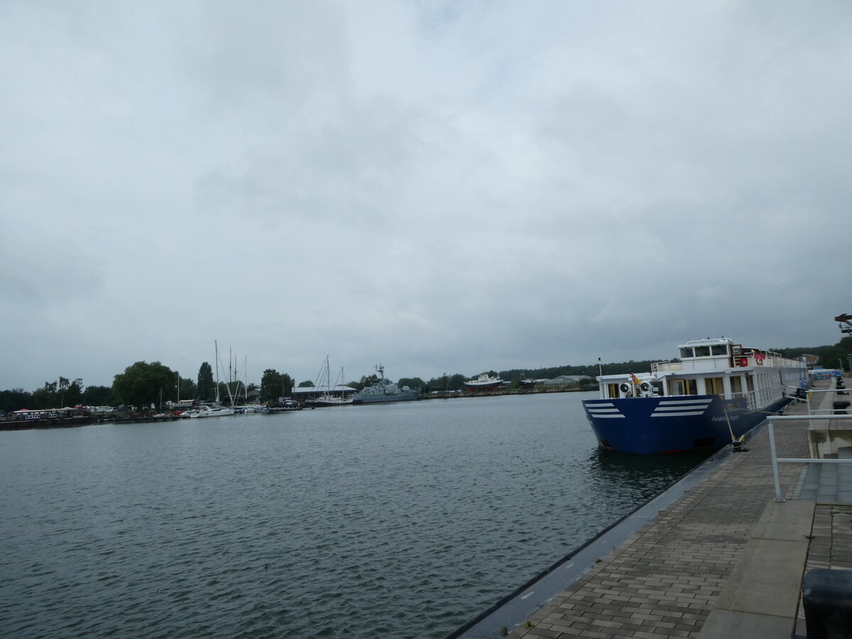 (254'427) - Motorschiff Frdric Chopin auf dem Peenestrom am 31. August 2023 in Peenemnde