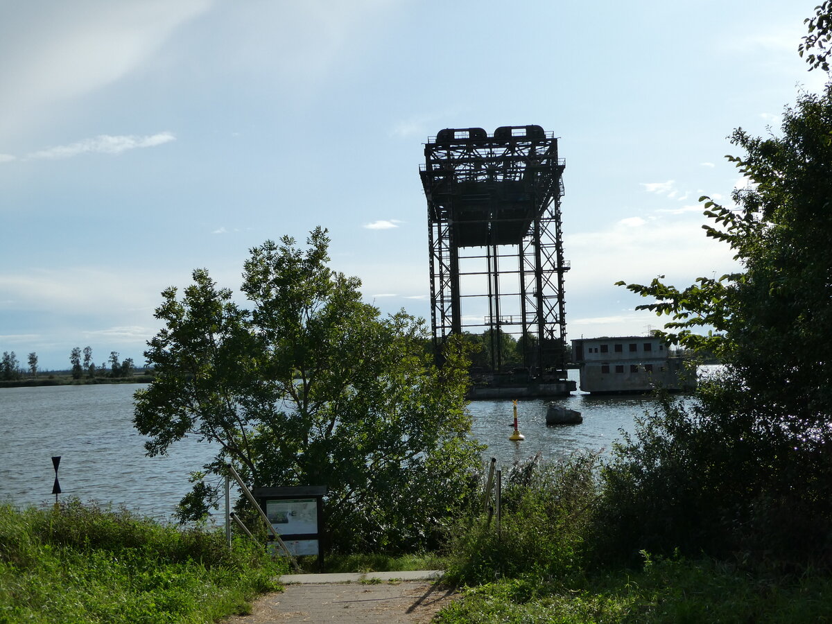 (254'496) - Alte Eisenbahn-Hubbrcke am 31. August 2023 in Karnin