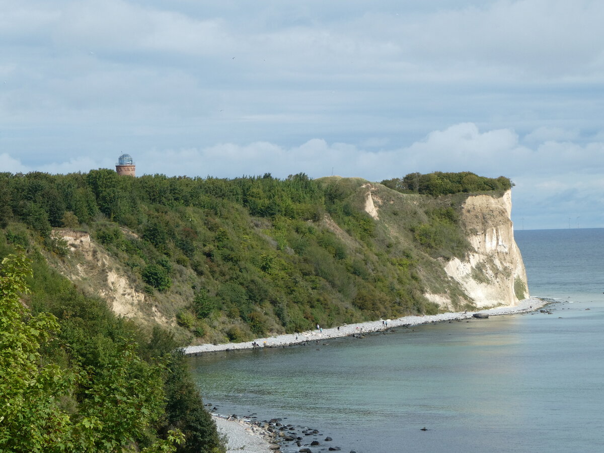 (254'549) - Der Kreidefelsen am Kap Arkona mit der Ostsee und dem Leuchtturm am 1. September 2023 von Vitt aus