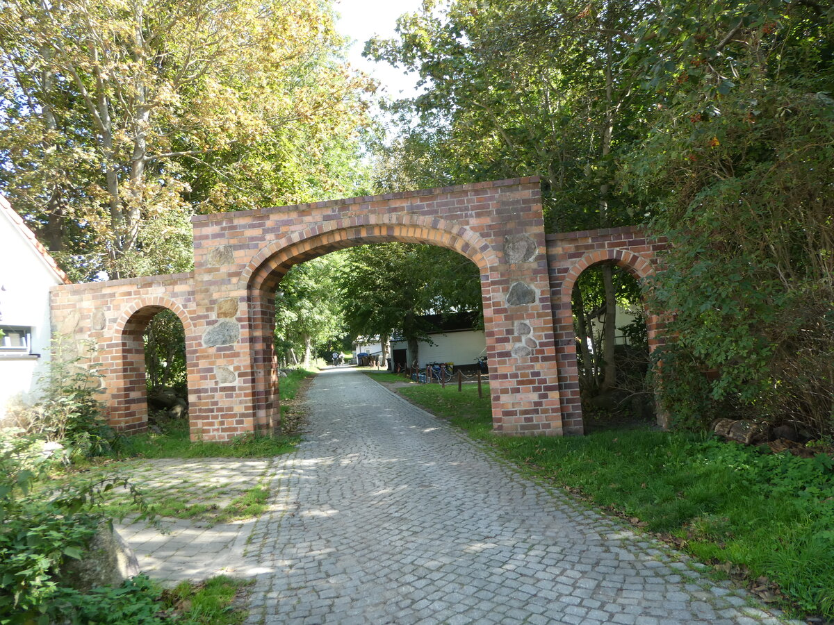 (254'655) - Torbogen und Bume am 2. September 2023 in Kloster