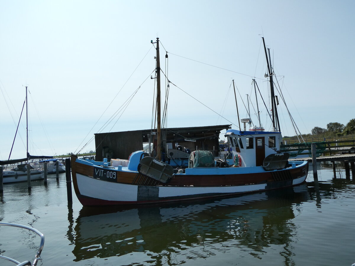 (254'670) - Fischkutter - VIT-009 - am 2. September 2023 im Hafen von Kloster