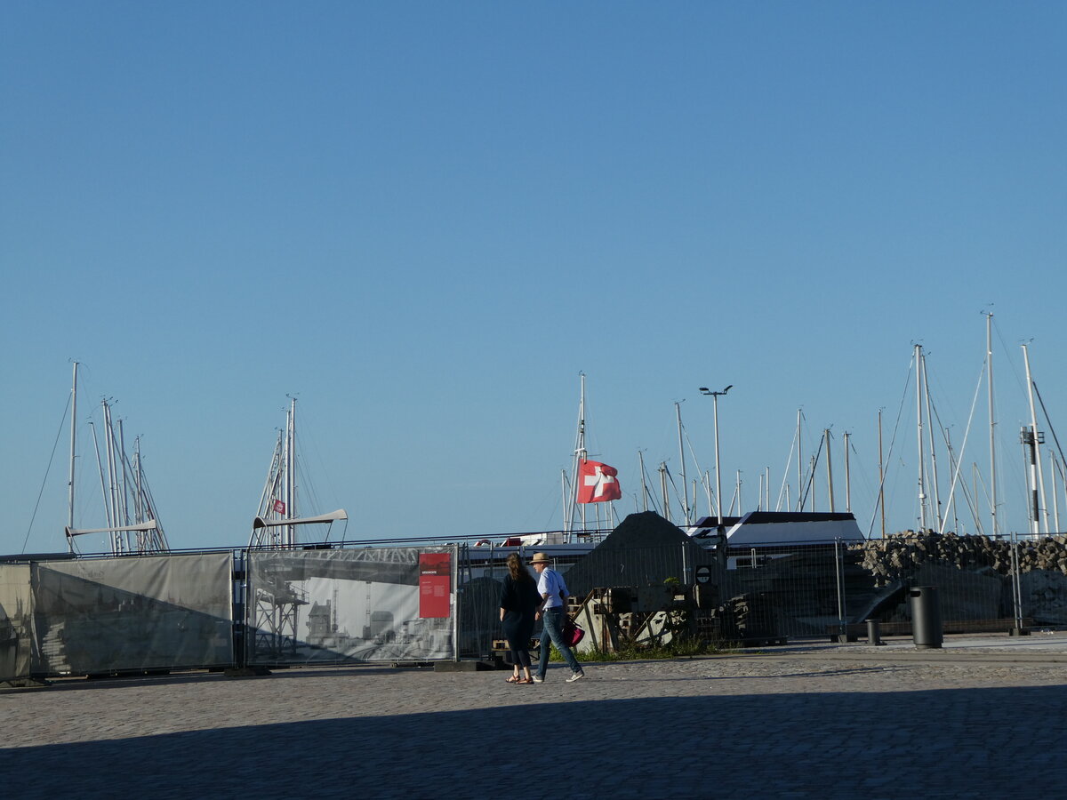 (254'696) - Schweizer Fahne am 2. September 2023 im Hafen von Stralsund 