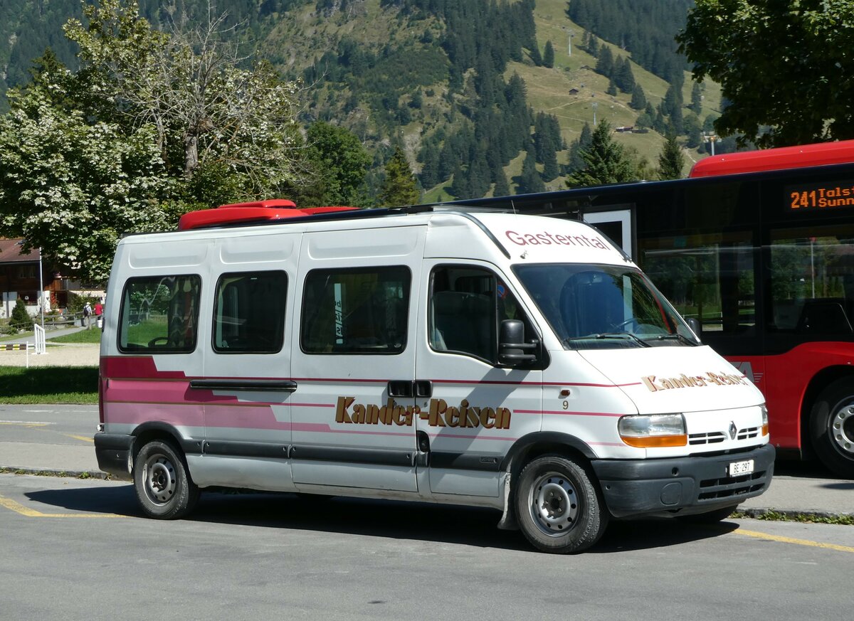 (254'844) - Kander-Reisen, Frutigen - Nr. 9/BE 297 - Renault am 6. September 2023 beim Bahnhof Kandersteg