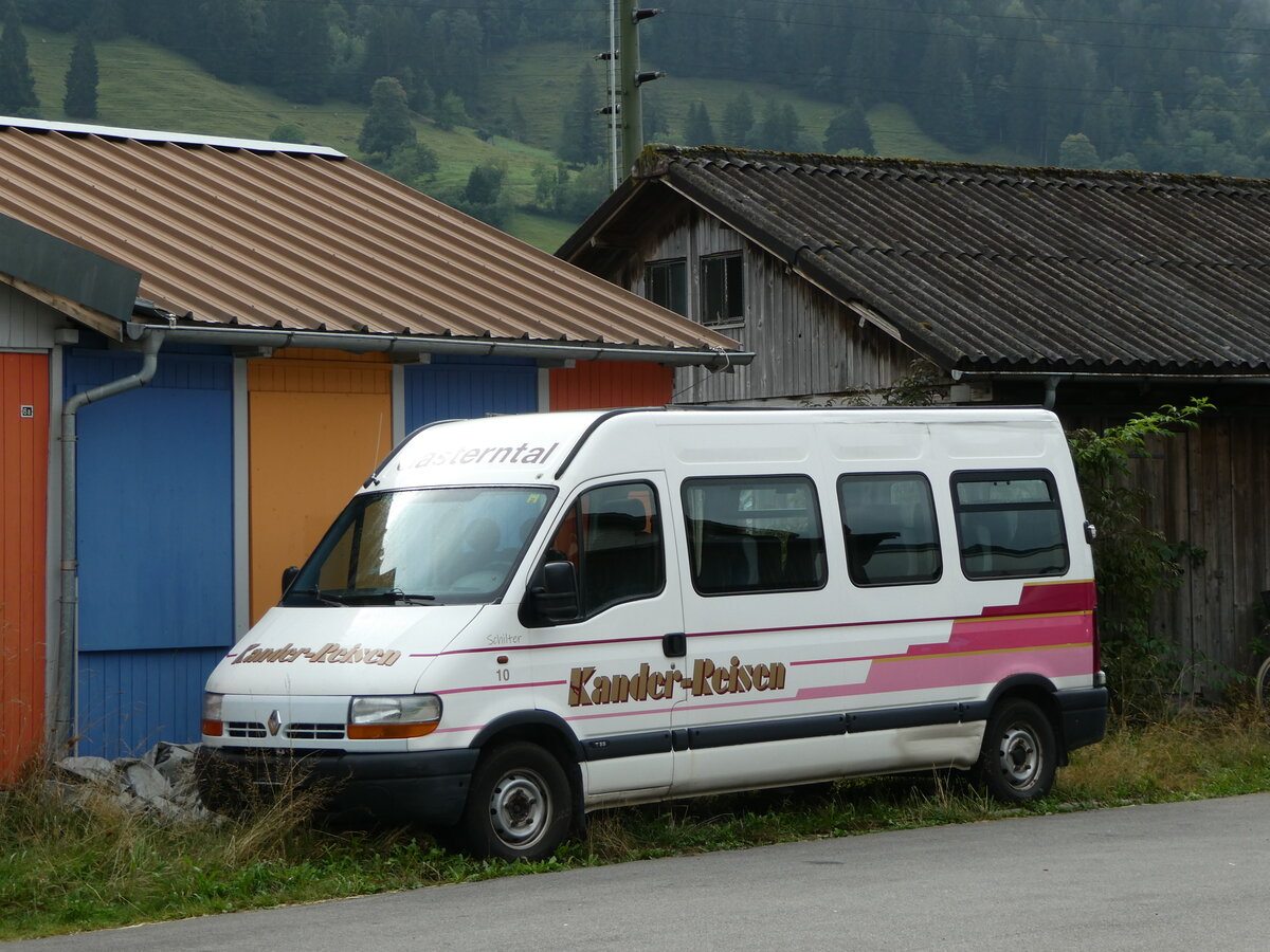 (255'177) - Kander-Reisen, Frutigen - Nr. 10 - Renault am 14. September 2023 in Frutigen, Garage