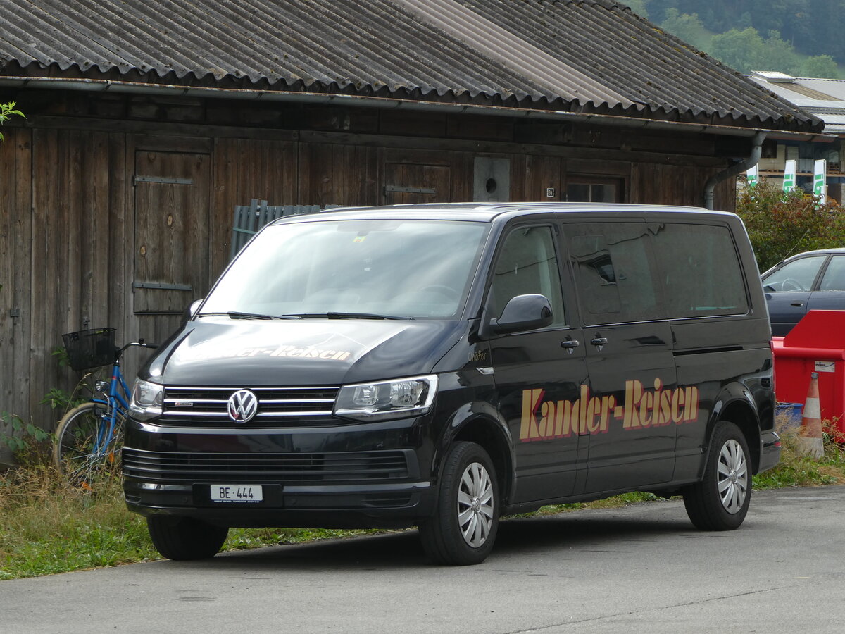 (255'178) - Kander-Reisen, Frutigen - BE 444 - VW am 14. September 2023 in Frutigen, Garage